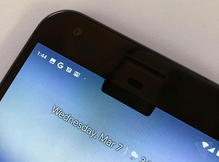 Android P'de görünüm anlamında en çok değiştirilen ayrıntılardan biri bildirim ekranı. Saat sol kısma alınırken, burada uygulama simgeleri dörtle sınırlandırılıyor. Fotoğraf: The Verge