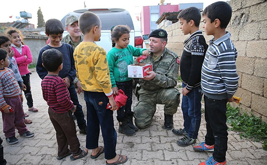 Yaşları 4 ile 10 yaş arası değişen çocukların sevgilerine duyarsız kalmayan askerler de onlara çikolata dağıtıp hatıra fotoğrafı çektirdi. 