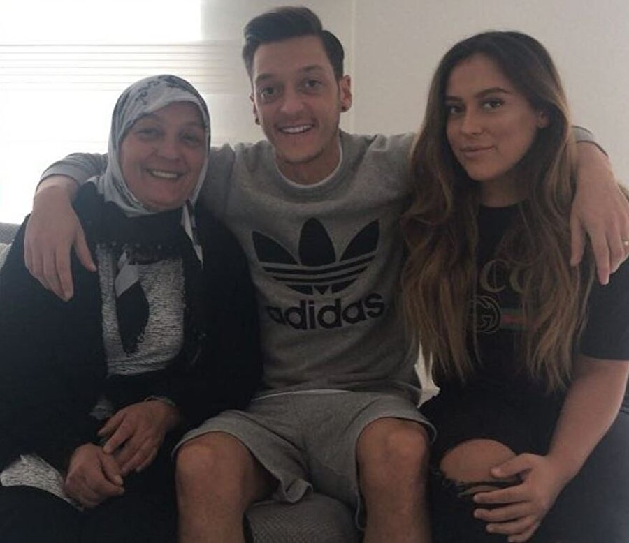 Mesut Özil ailesine son derece düşkün. 