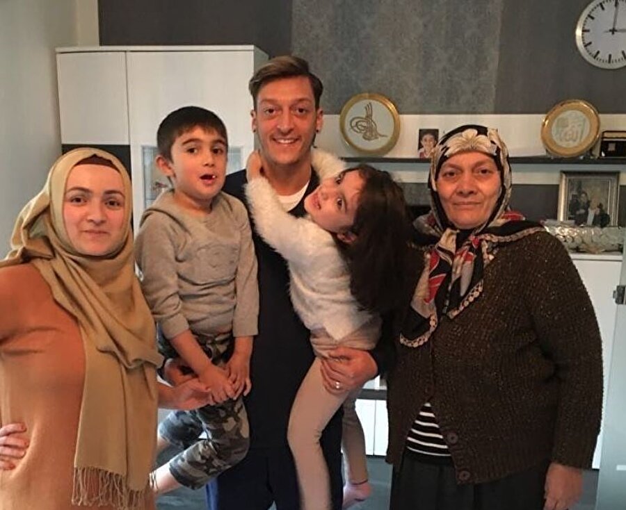 Mesut yoğun temposundan fırsat buldukça ailesini ziyaret ediyor. Yetenekli futbolcu hatta sık sık Türkiye'ye de geliyor. 