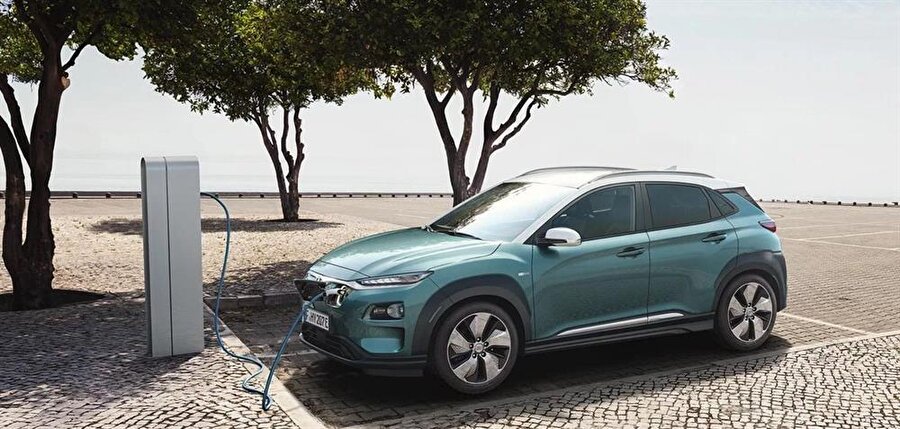 Hyundai Kona, dünyanın ilk tamamen elektrikli küçük SUV modeli olarak dikkat çekiyor. 