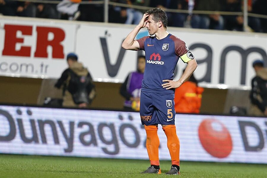 Emre Belözoğlu, Alanyaspor karşısında gördüğü sarı kart sebebiyle Beşiktaş maçında forma giyemeyecek.