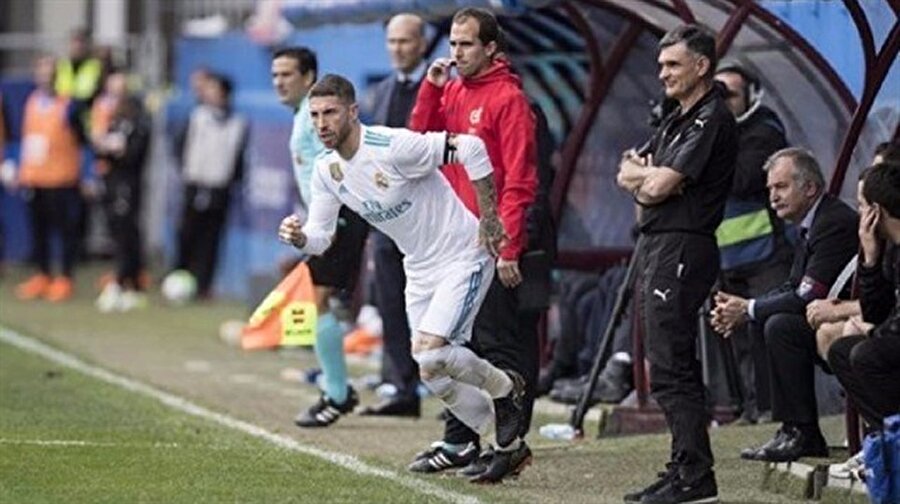 Sergio Ramos tuvaletten sonra oyuna geri dönüyor.