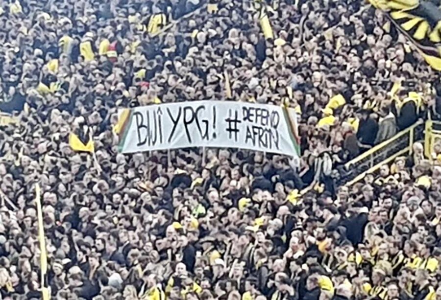 Borussia Dortmund'un Sarı Duvar tribünlerinde terörü öven, destekleyen pankart.