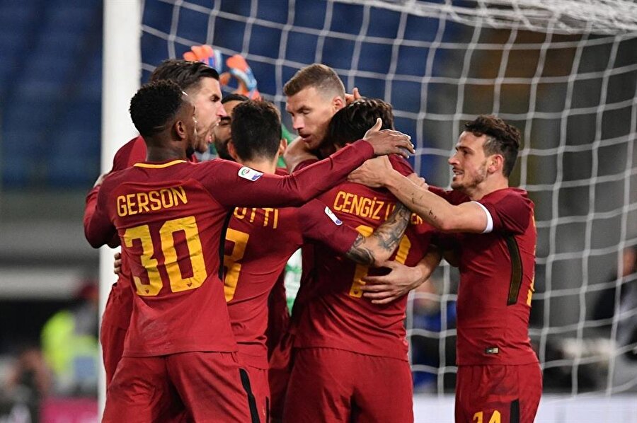 Cengiz Ünder'in takım arkadaşlarıyla gol sevinci