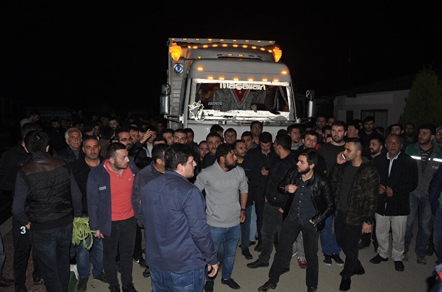 Jandarma görevlileri öfkeli vatandaşları sakinleştirmeye çalıştı.