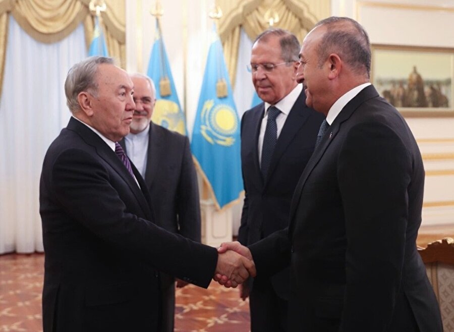 Dışişleri Bakanı Mevlüt Çavuşoğlu, Rus ve İranlı mevkişdaşları ile birlikte Kazakistan’ın başkenti Astana’da Kazakistan Cumhurbaşkanı Nursultan Nazarbayev ile görüştü. (İHA)
