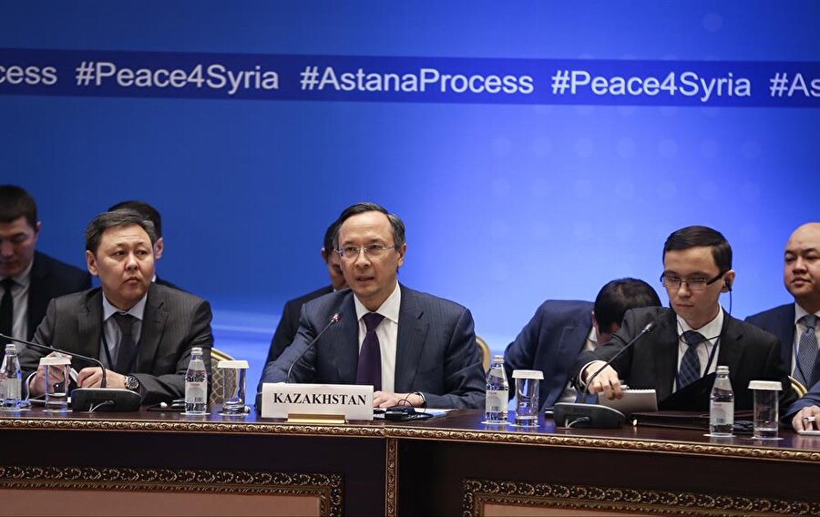  Kazakistan Dışişleri Bakanı Kayrat Abdrahmanov (ortada)