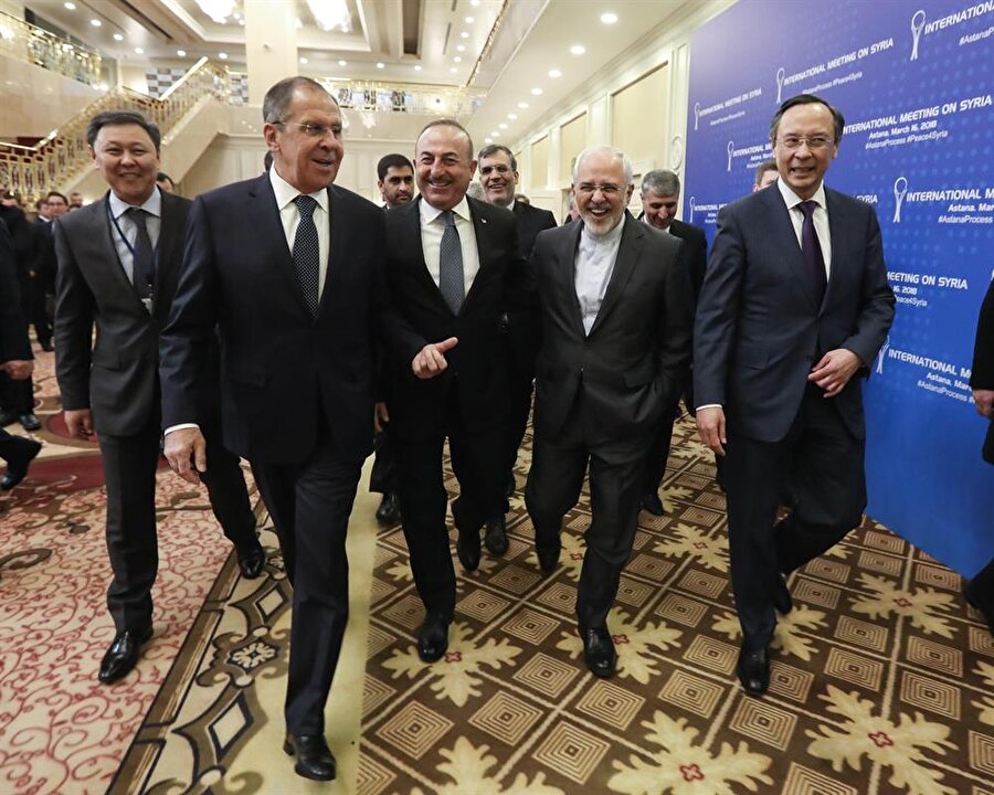 Türkiye-Rusya-İran Dışişleri Bakanları Kazakistan’da, Suriye konulu 9. Astana toplantısına katıldı. Toplantıya Dışişleri Bakanı Mevlüt Çavuşoğlu (ortada), Kazakistan Dışişleri Bakanı Kayrat Abdrahmanov (sağda), Rusya Dışişleri Bakanı Sergey Lavrov (sol 2) ve İran Dışişleri Bakanı Cevad Zarif (sağ 2) katıldı.(AA)
