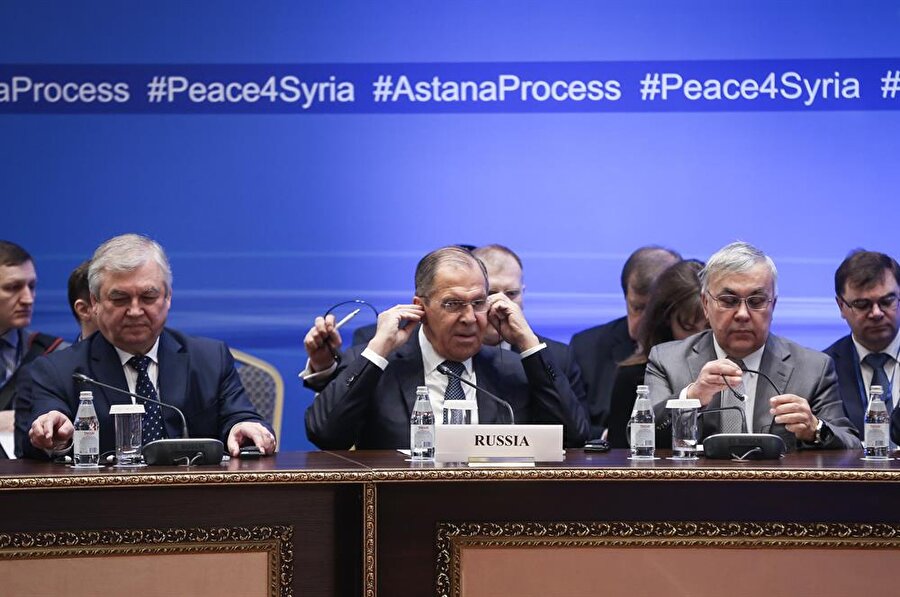 Rusya Dışişleri Bakanı Sergey Lavrov (ortada)
