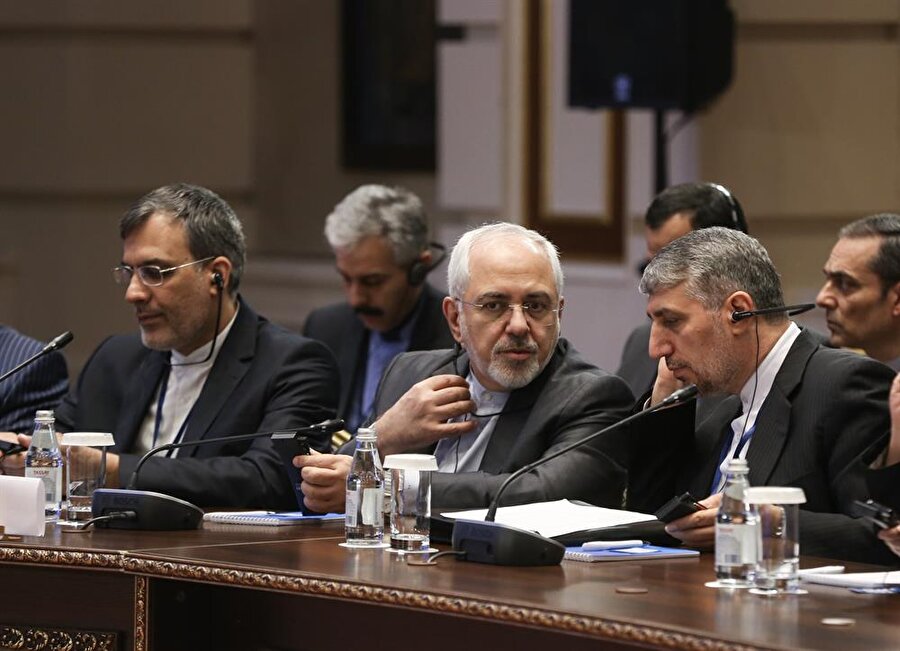 İran Dışişleri Bakanı Cevad Zarif (ortada)