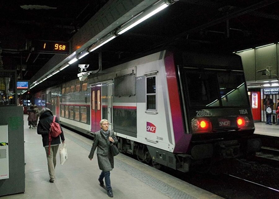 RATP çalışanları, Paris metrosunun özelleştirilmesi projesine de karşı çıkarak 21 Mart akşamından 23 Mart sabahına kadar grevde olacaklarını duyurdu.