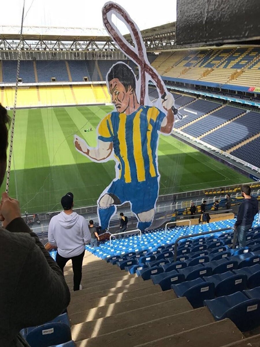 Fenerbahçeli taraftarlar maça saatler kala çalışmalarını sürdürüyor.
