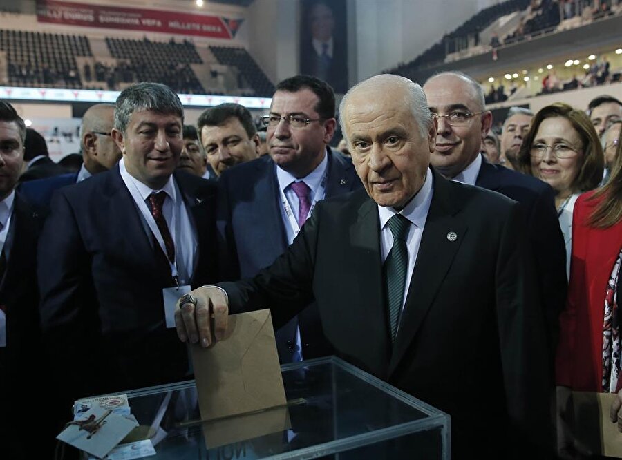 MHP Genel Başkanı Devlet Bahçeli, Ankara Spor Salonu'nda gerçekleştirilen MHP 12. Olağan Büyük Kurultayı'na katılarak oyunu kullandı.