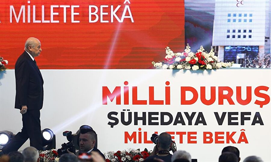 MHP Lideri Bahçeli, Ankara Spor Salonu'nda düzenlenen kurultay salonuna gelişinde "Türkiye seninle gurur duyuyor" sloganları atıldı.(AA)