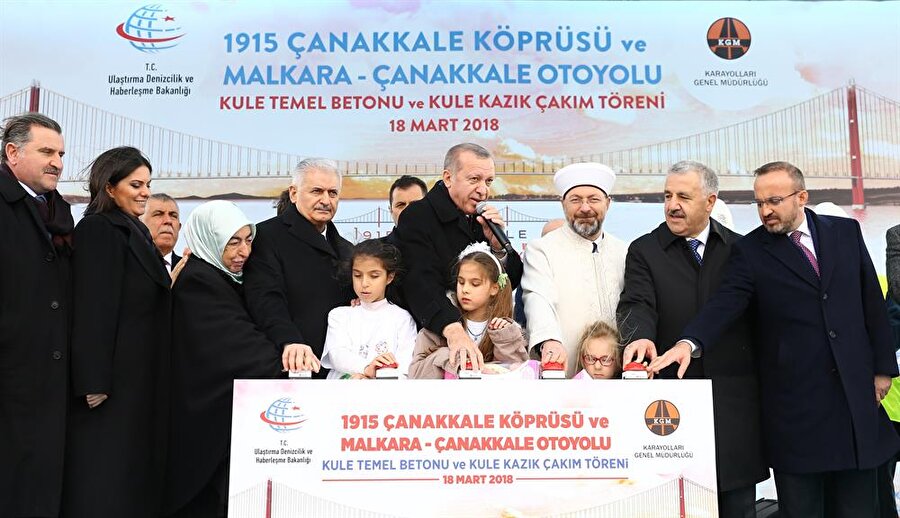 Cumhurbaşkanı Erdoğan, temel atma butonuna, Gelibolu Yahya Çavuş Görme Engelliler Okulu öğrencileri ile birlikte bastı.(AA)