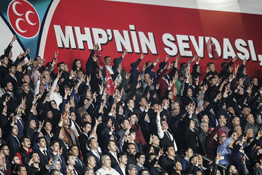 Salonun alt zemini turkuaz rengi halılarla kaplanırken, salonda Türk bayrağından esinlenerek kırmızı ve beyaz renklere de ağırlık verildi.