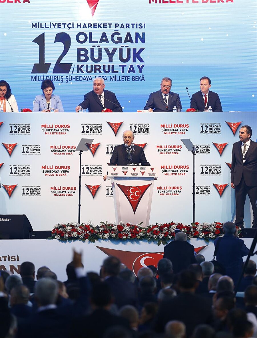 MHP Genel Başkanı Devlet Bahçeli, partisinin Ankara Spor Salonu'nda düzenlenen 12. Olağan Büyük Kurultayı'nda konuşma yaptı.(AA)