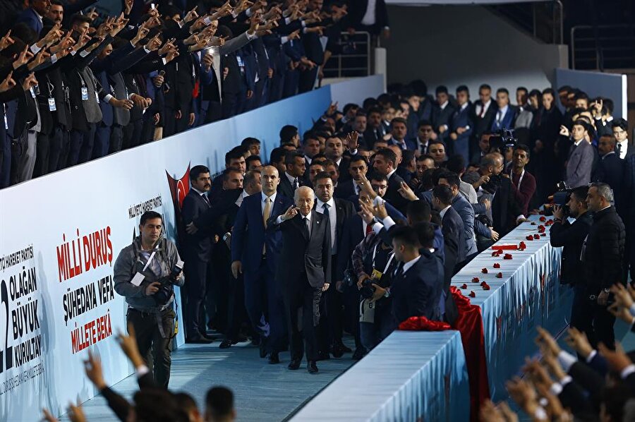 MHP Lideri Bahçeli, ülkücüleri "bozkurt" işareti ile selamladı.(AA)
