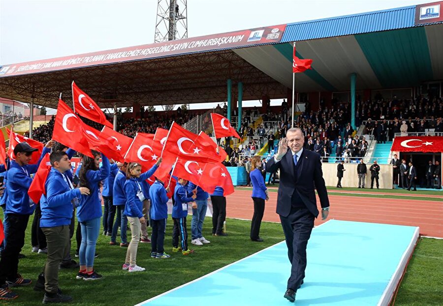 Cumhurbaşkanı Recep Tayyip Erdoğan, 18 Mart Stadyumu ve Şehitler Abidesi'nde düzenlenen 18 Mart Şehitleri Anma Günü ve Çanakkale Zaferi’nin 103. yılı törenlerine katılarak vatandaşları selamladı.