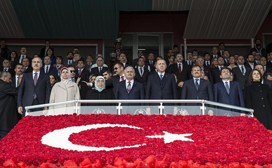 Cumhurbaşkanı Recep Tayyip Erdoğan ve Başbakan Binali Yıldırım, Çanakkale 18 Mart Stadyumu'nda düzenlenen 18 Mart Şehitleri Anma Günü ve Çanakkale Zaferi’nin 103. yılı törenine katıldı. Törene Başbakan Yıldırım'ın eşi Semiha Yıldırım (sol 3), Başbakan Yardımcısı Hakan Çavuşoğlu (sağ 3) ile Kültür ve Turizm Bakanı Numan Kurtulmuş (solda) ve eşi Sevgi Kurtulmuş da (sol 2) katıldı.(AA)