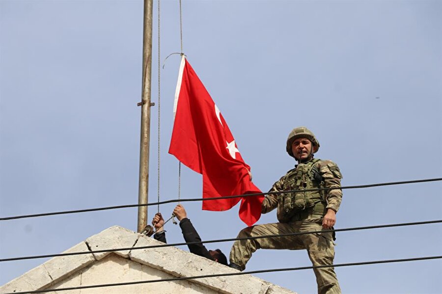Afrin İlçe merkezindeki hükümet binasına Türk bayrağı çekildi. (AA)