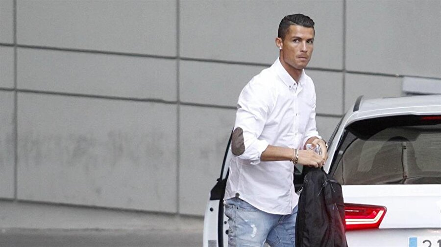Ronaldo 14 milyon Euro'yu aşkın bir rakamda vergi kaçırdığı suçlamasıyla yargılanıyor.