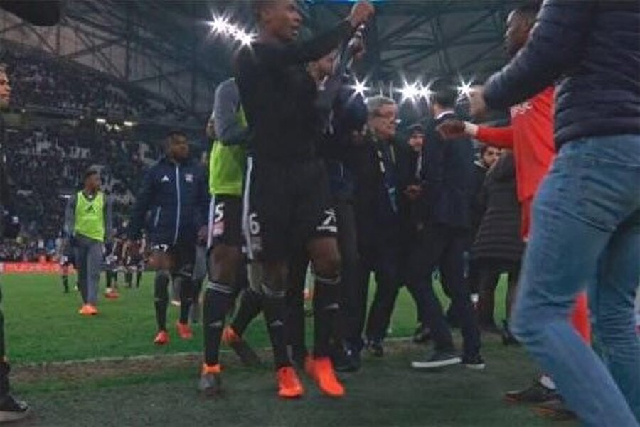Marcelo'nun Marsilya taraftarlarına formayı gösterdiği an.
