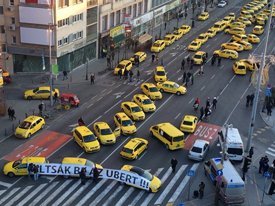 Sarı taksiler Türkiye'de olduğu gibi birçok yerde bir araya gelerek güçlerini göstermekten geri durmuyor. 