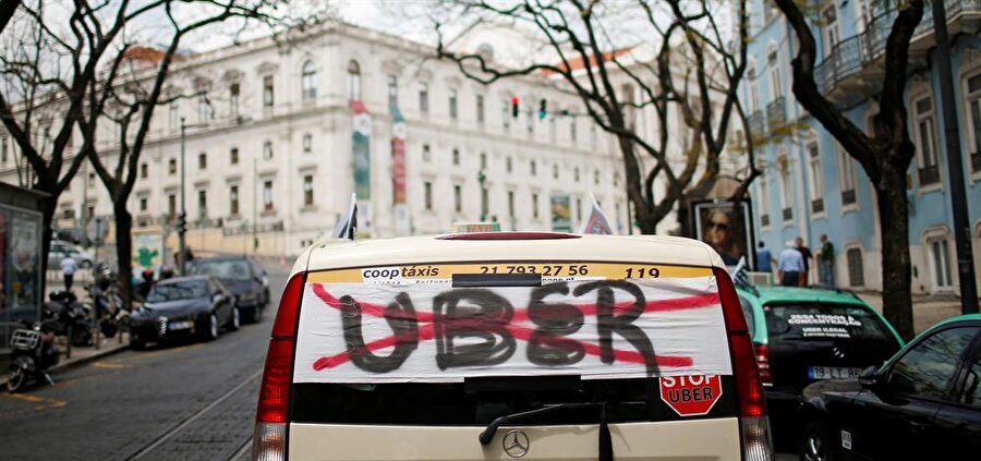 Uber'in yasaklanmasını isteyen bir taksici aracının arkasına böyle bir şey yaparak sesini duyurmaya çalışıyor. 