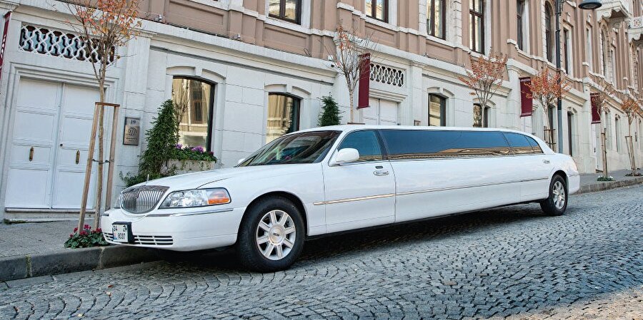 Uber, bulunduğu şehirlerdeki limuzin filosunu açıklamaktan da çekinmiyor ve taksicilere göre bu araçları kurallar dışında durmadan kullandırıyor. 