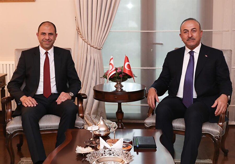 Dışişleri Bakanı Mevlüt Çavuşoğlu, KKTC Dışişleri Bakanı KKTC Dışişleri Bakanı Kudret Özersay'ı Resmi Konut’ta kabul etti.