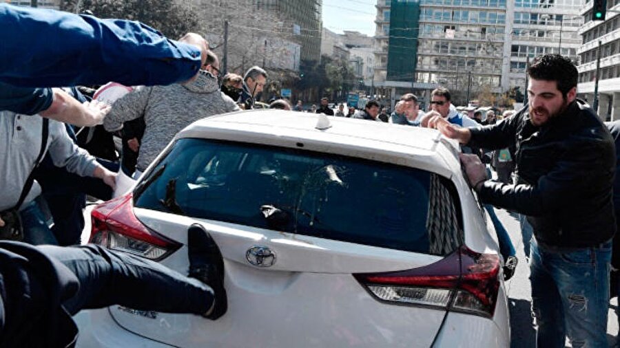Avrupa ülkeleri arasında Uber'e en sert tepkiyi ise Atinalı taksiciler veriyor. 