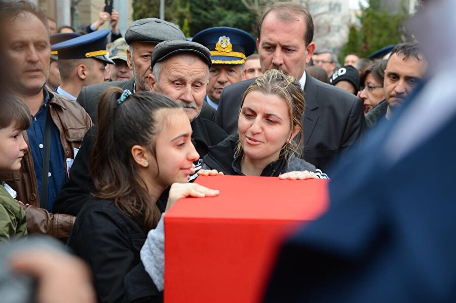 Türk Silahlı Kuvvetlerinin (TSK) Suriye'nin Afrin bölgesinde yürüttüğü Zeytin Dalı Harekatı'nda 15 Mart'ta yaralanan ve tedavi gördüğü hastanede şehit düşen Piyade Binbaşı Mithat Dunca (43), Eskişehir'de son yolculuğuna uğurlandı.