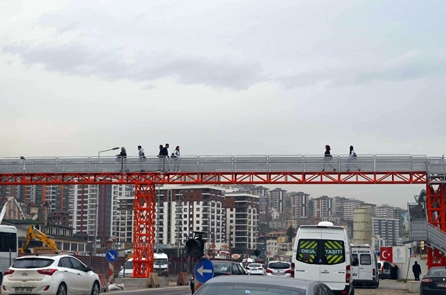 Trabzon'un Yomra ilçesinde yapılan üst geçit vatandaşları hayrete düşürüyor.