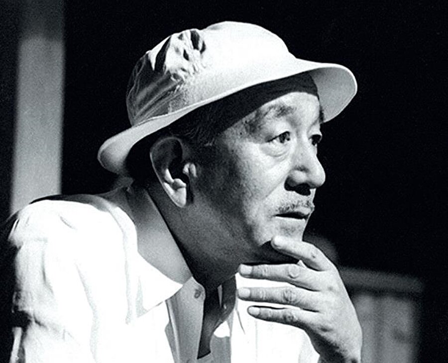 Yasujirō Ozu, 1903 yılında dünyaya geldi. 60. yaş gününde, 12 Aralık 1963'te yaşamını yitirdi. 