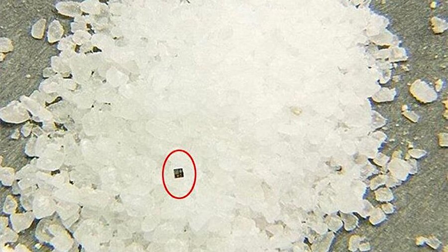 Tuz kristalleri arasındaki bilgisayarın görüntüsü. 