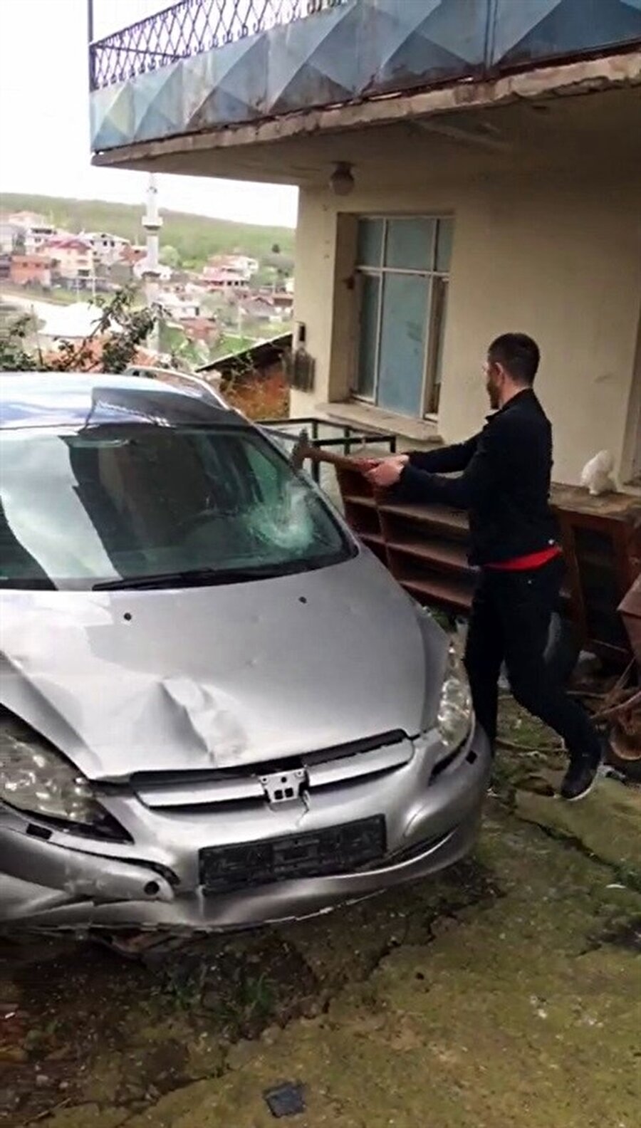 Arkadaşına kızan Atakan Hoşbaş, çekiçle arabasını parçaladı.
