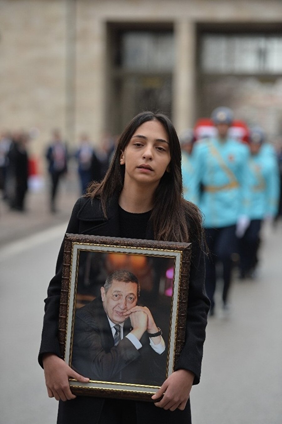 Deniz Bölükbaşı'nın kızı Zeynep Bölükbaşı törenin ardından kortejin önünde babasının fotoğrafını taşıdı.