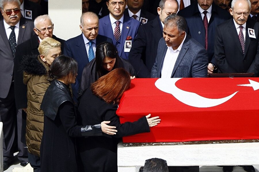 Acılı aile, Bölükbaşı´nın Türk bayrağına sarılı tabutuna sarılıp gözyaşı döktü.