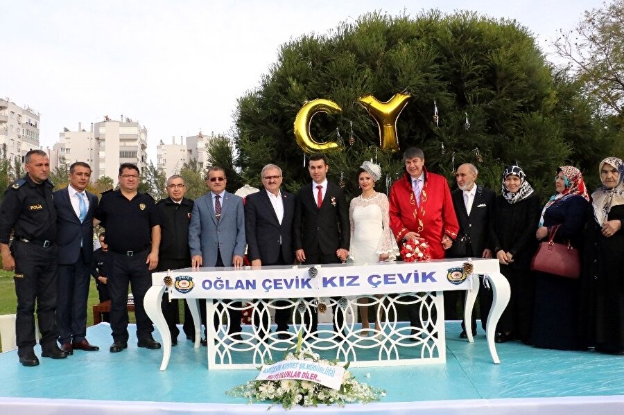 Antalya'da gerçekleştirilen nikahı, Antalya Büyükşehir Belediye Başkanı Menderes Türel kıydı.