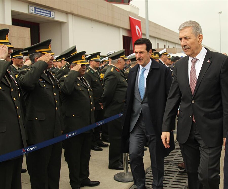 Şehit Boy için havalimanında düzenlenen törene Sağlık Bakanı Ahmet Demircan da katıldı.