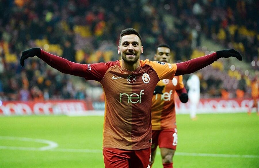 Bu sezon Galatasaray formasıyla 20 maça çıkan ve sahada 933 dakika kalan Sinan, 8 kez fileleri havalandırdı. 