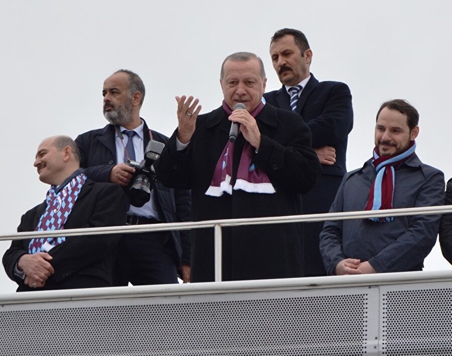 Erdoğan, Varna'daki Türkiye-AB zirvesiyle ilgili olarak terörle mücadele mesajı vererek, "Batılı bize akıl vermeye çalışıyor, o aklı kendinize saklayın. Hepsinin video kayıtları var. Yarın zaten Varna'da bir araya geleceğiz, hazırlıkları yaptım, kendilerine göstereceğim" dedi. 