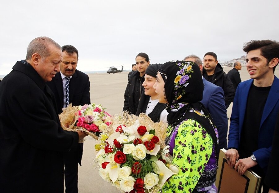 Cumhurbaşkanı il kongresine giderken Trabzon'da çiçeklerle karşılandı.