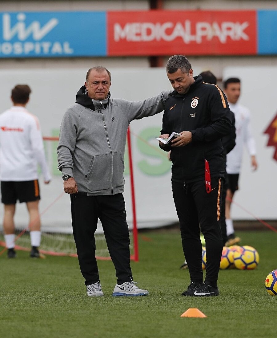 Zorlu maraton öncesinde Terim, oyuncularına seslendi. (Fotoğraf: İHA)