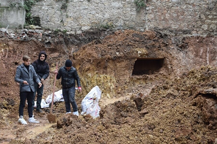 Ekipler, mezarın içerisindeki buluntuları Kocaeli Müzesi'ne götürürken, mezarın üzeri tekrar toprakla kapatıldı.