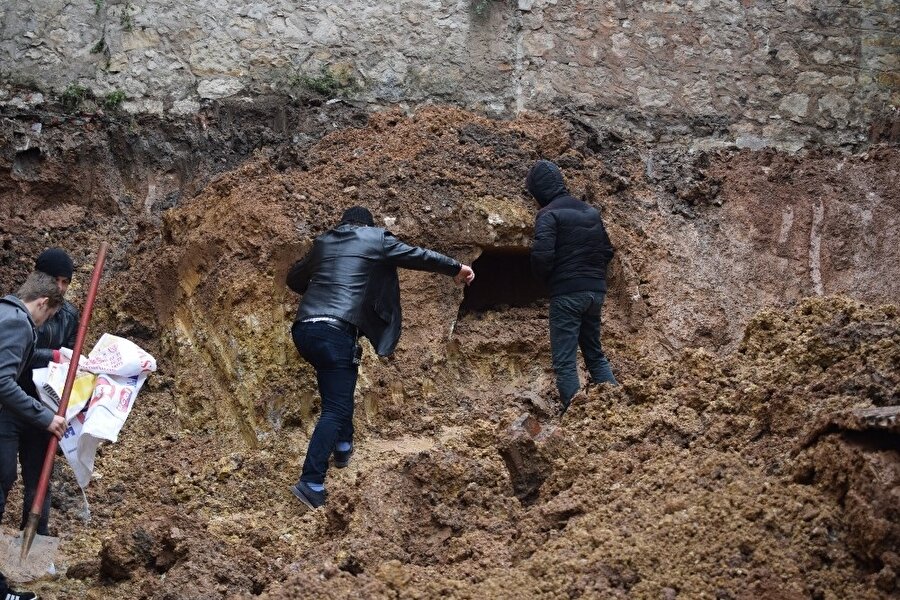 28 Haziran Mahallesi Eski İstanbul Yolu Caddesi'ndeki bir inşaatın temel kazısı sırasında tarihi bir mezar olduğunu gören işçiler durumu polis ekiplerine bildirdi.