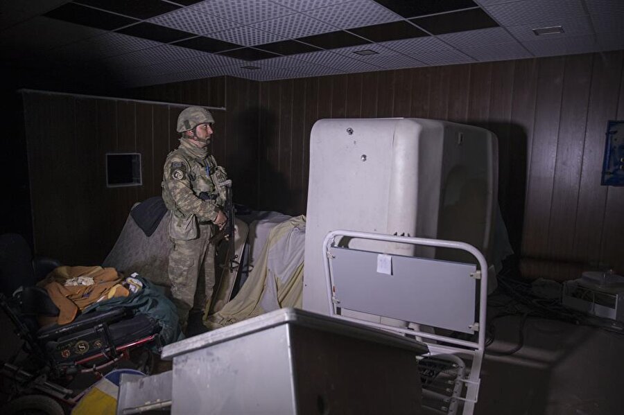  Afrin'in teröristlerden temizlenmesinin ardından Türk Silahlı Kuvvetleri unsurları halkın evlerine güvenliği dönüşünü sağlayabilmek için çalışmalarını sürdürüyor.