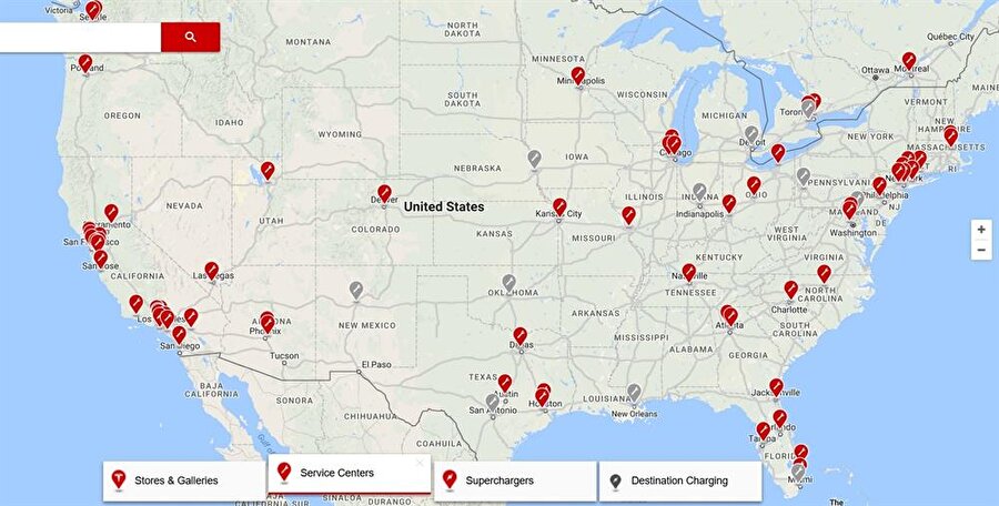 Tesla Haritalar üzerinden konum bilgilerine erişilebildiği gibi, bölgedeki Tesla servis noktaları ve şarj istasyonları da görüntülenebiliyor. 